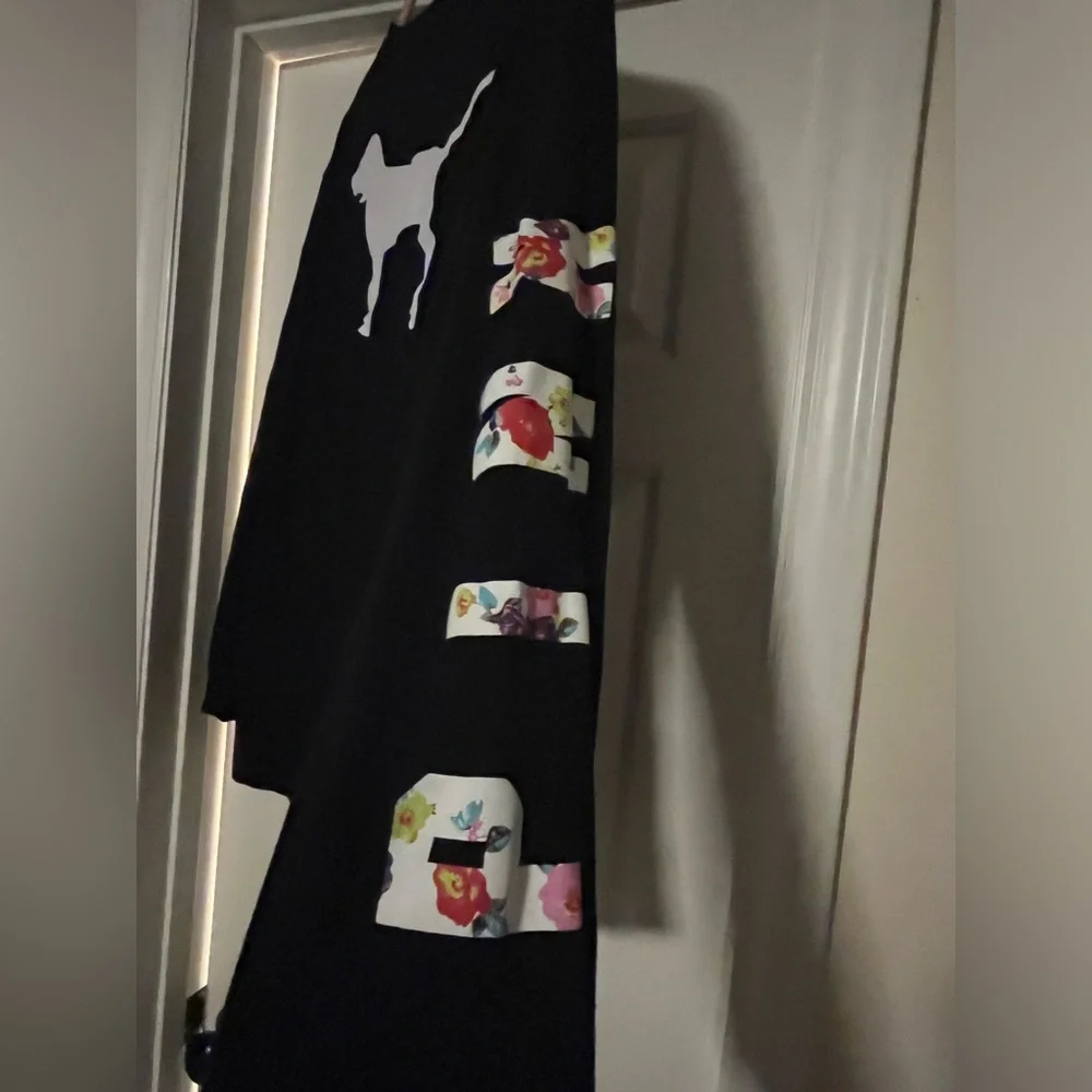 EUC VS PINK Crewneck L/S Shirt - Black - Sz Medium - Picture 5 of 11